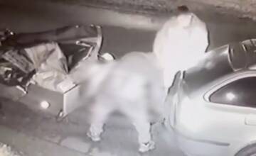 VIDEO: Kradol s nohavicami „na pol žrde“. Z obce pri Piešťanoch si odniesol vozík plný dreva 