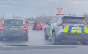 VIDEO: Polícia odtlačila vodiča z kruhového objazdu. Pokazila sa mu spojka a križovatku zablokoval