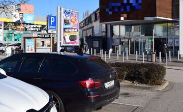 FOTO: Videli ste nehodu v Trnave? Vodič BMW išiel do obchodu. Keď sa vrátil, našiel zničené auto