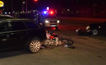FOTO: V Seredi nedal vodič prednosť motorkárovi. Ten skončil s vážnymi zraneniami v nemocnici