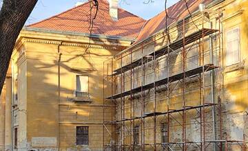 Kaštieľ v Seredi má novú strechu. Z bývalej vinárne chcú spraviť reštauráciu