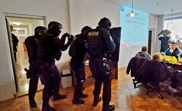 Žiaci základnej školy v Trnave mali nezvyčajnú návštevu. Prišli k nim policajti