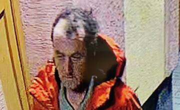 FOTO: Muž vykopol dvere na Železničnej stanici Šaštín-Stráže. Nevideli ste ho?