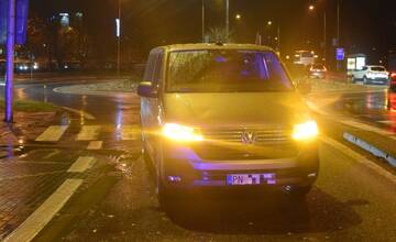 FOTO: Auto zrazilo staršiu ženu na kruhovom objazde v Piešťanoch. Polícia hľadá svedkov nehody