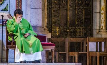 Kňaz podviedol rodinu s tromi deťmi. Predal im dom, ktorý onedlho spadne, a potom sa vyparil