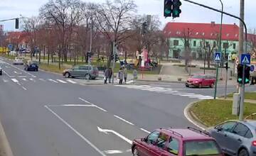 VIDEO: Vodič prešiel na červenú a spôsobil dopravnú nehodu. Seredská polícia zverejnila záznam