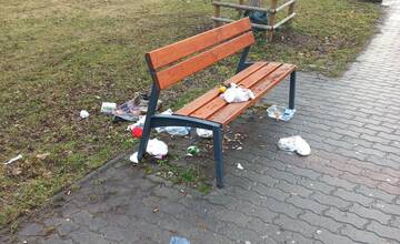 Nevychovanci v Parku Janka Kráľa zašpinili lavičku. Čo na to hovoria Trnavčania?