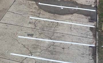 Ľudia sa zabávajú na parkovacích čiarach na Okružnej. Kto bol trnavský Picasso? 