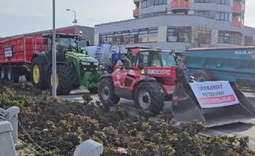 VIDEO: Farmári v Galante zablokovali Hlavnú ulicu. V meste sa tvoria kolóny