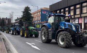 VIDEO: Mestom Senica sa tiahne kolóna traktorov. Sprevádzajú ich aj policajti
