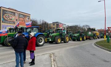 VIDEO: Protestujúci farmári v Trnave blokujú hlavné križovatky. Kolóny sa tvoria aj neďalekých obciach