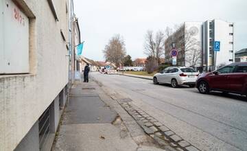 Chodník na Pekárskej ulici je v dezolátnom stave. Trnava plánuje jeho výmenu, doprava bude obmedzená