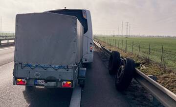 Autobusu, ktorý viezol deti, sa na R1 uvoľnili kolesá. Tvoria sa kolóny