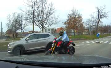 Hľadá sa neznámy motorkár. V Piešťanoch šoféroval v protismere, takmer došlo k zrážke