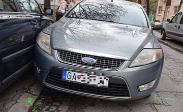 FOTO: Opitá cudzinka v Seredi sadla za volant a nabúrala. Prekvapením bolo, že nemala ani vodičák