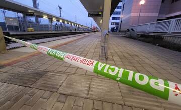 Tragédia na železnici pri Cíferi: Mladík neprežil pád z idúceho vlaku. Polícia hľadá ďalších svedkov