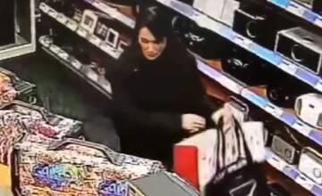 VIDEO: Žena ukradla z obchodu v Trnave drahý reproduktor. Hrá vo vašom okolí podozrivo hlasná hudba?