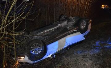 FOTO: Hrozivá nehoda pri Červeníku. Auto skončilo na streche, vodič sa zranil