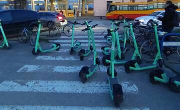 Bolt kolobežky v Piešťanoch parkujú na prechode pre chodcov. Je na vine aplikácia či vodiči?