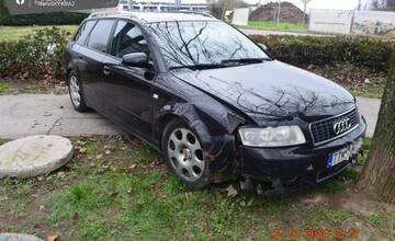 Trnavská polícia hľadá svedkov. Vodič čiernej Audi spôsobil dopravnú nehodu a ušiel, auto ostalo na chodníku