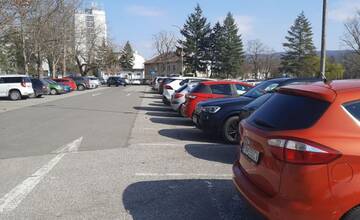 Preplnené parkoviská v Piešťanoch nahnevali obyvateľov. Nezaparkujete ani počas jarných prádznin