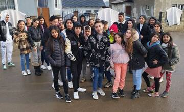 Niekoľko žien začalo deťom idúcim z výletu vlakom nadávať do špinavých cigáňov. Nik sa ich nezastal