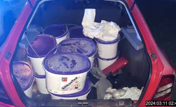 Seredskí policajti prichytili Ukrajinca pri krádeži. Zo staveniska vzal plný kufor farieb, chcel ich odviesť na Ukrajinu