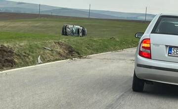 FOTO: Vážna nehoda pred Radošovcami. Auto zostalo odhodené v poli, na mieste sú hasiči aj polícia
