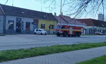 VIDEO: Pri Fakultnej nemocnici Trnava horela opustená budova. Po meste jazdili hasičské autá
