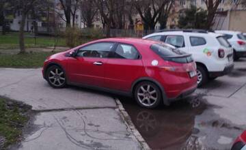 FOTO: Parkovanie na chodníku rozohnilo občanov Piešťan. Aká pokuta hrozí vodičke?