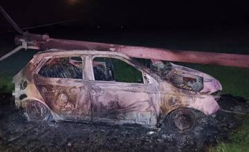 FOTO: Vodič narazil pri obci Topoľníky do elektrického stĺpu. Policajti našli jeho bezvládne telo