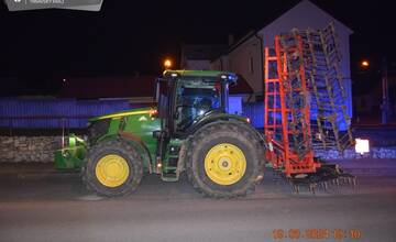 FOTO: Kuriózna nehoda v Smrdákoch. Vodič traktora strhol telefónne vedenie, opitý však nebol