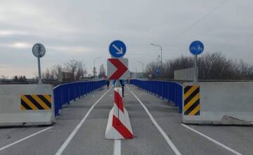 Uzavretý most v Seredi rozdelil mesto na dve časti. Obchádzka stojí ľudí čas aj peniaze