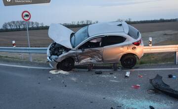 FOTO: Polícia v Trnavskom kraji včera vyšetrovala až päť nehôd. Jedno auto skončilo na zvodidlách