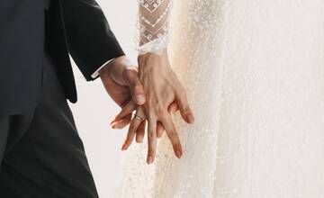 Vyššie dane a odvody, ale aj poplatky za sobáš či výpis z matriky. Vláda chce pre rozpočet získať 1,5 miliardy navyše