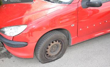 FOTO: Vandal z Dunajskej Stredy poškodil nožom 20 osobných áut. Spôsobil škodu vo výške 5-tisíc eur