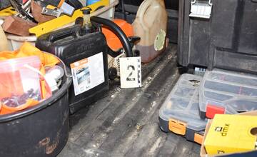 FOTO: Mladý pár v Gabčíkove vykrádal autá a byty, brali peňaženky, bicykle aj topánky. Chytili ich o dve hodiny