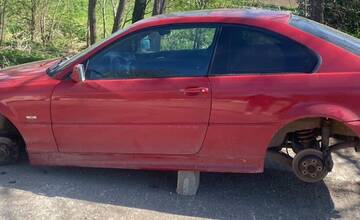 FOTO: V Špačinciach niekto ukradol kolesá z auta. Po páchateľovi pátra HAKA, majiteľ prosí o pomoc