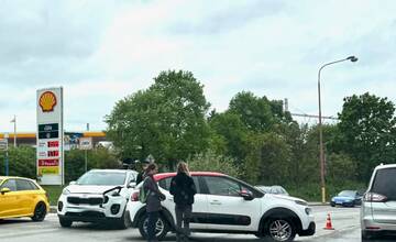 V Trnave pri pumpe došlo k zrážke dvoch áut. Na mieste sa tvoria kolóny