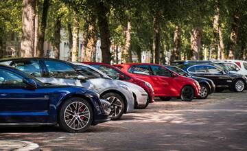 Bezstarostná hodinka, zjednotenie sadzieb aj zón: Trnavskí poslanci budú rokovať o novej parkovacej politike