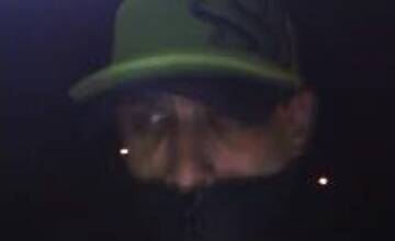 Nepoznáte tohto muža? Z vrecka spiaceho muža v Trnave ukradol platobnú kartu a vybral si 500 eur