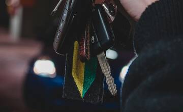 Ľudia na Hlinách občas nedokážu zamknúť svoje autá. Dôvodom môže byť rušička signálu