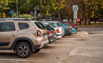 Trnavčanov trápi nedostatok voľných parkovacích miest pred obchodmi. Sídliska sú však prázdne