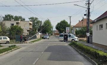 Vážne dopravné obmedzenie vo Vydranoch. Cestnú premávku blokuje stĺp elektrického vedenia