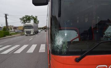 FOTO: Staršieho cyklistu zrazil v Kútoch autobus, na pomoc mu letel vrtuľník