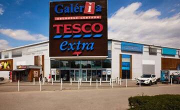 Obyvatelia Trnavy blokujú parkoviská pred Tescom. Dôvodom má byť údajne parkovacia politika