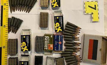 FOTO: Trnavská kriminálka našla pri razii arzenál zbraní aj zásobu pervitínu 