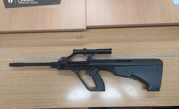 Policajný zásah neďaleko Holíča. Muž so zbraňou cez puškohľad mieril na posádky v okoloidúcich autách 