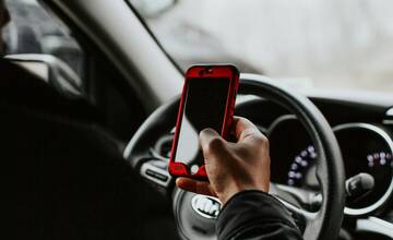Dopravné hliadky si v Trnavskom kraji posvietili na mobil za volantom, nedopadlo to dobre