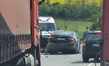 Na ceste z Radošoviec do Senice došlo k zrážke vozidiel, úsek je neprejazdný